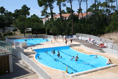 https://admin.capfrance-vacances.com/uploads/photos/village-vacances-les-buissonnes-piscine.JPG